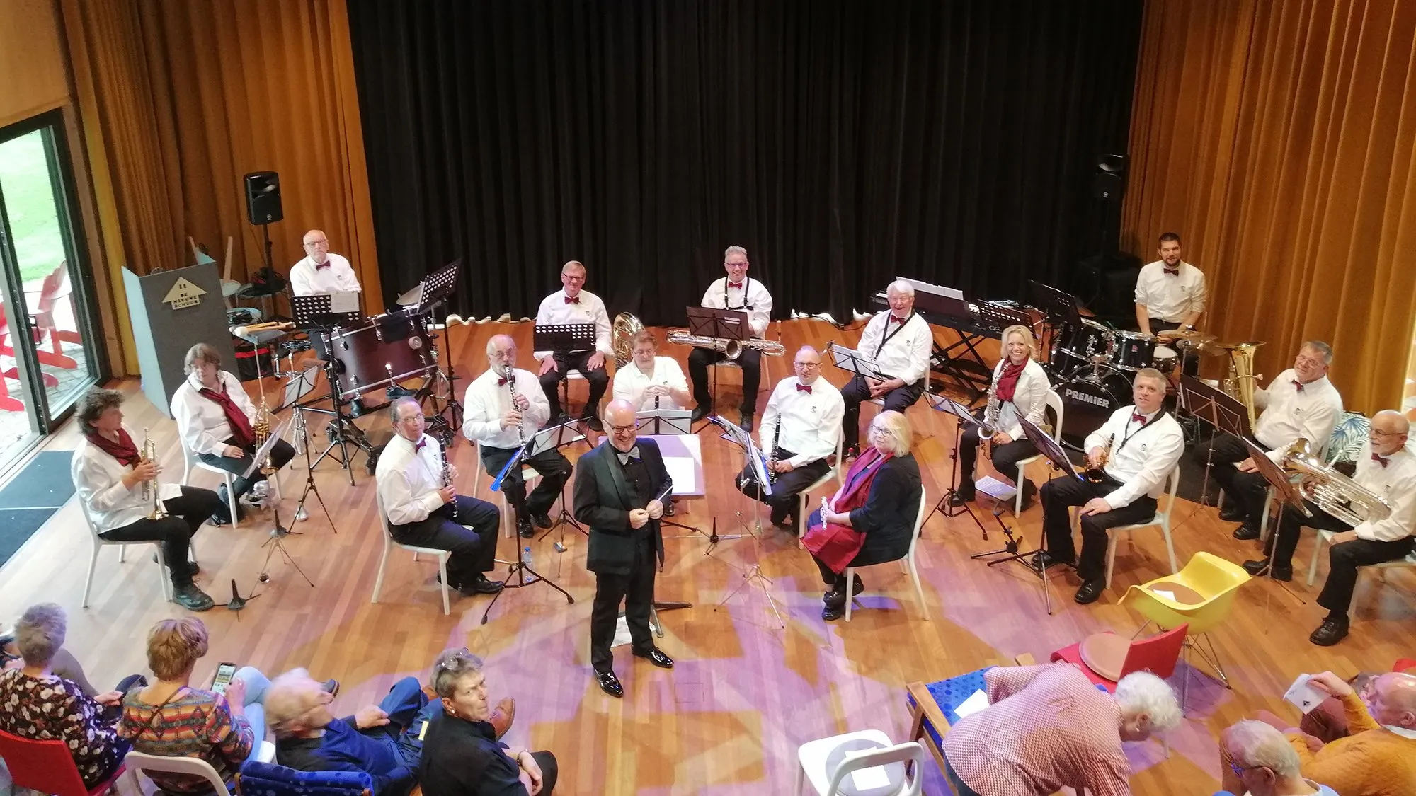 groepsfoto harmonie in de nwe schuur kopie