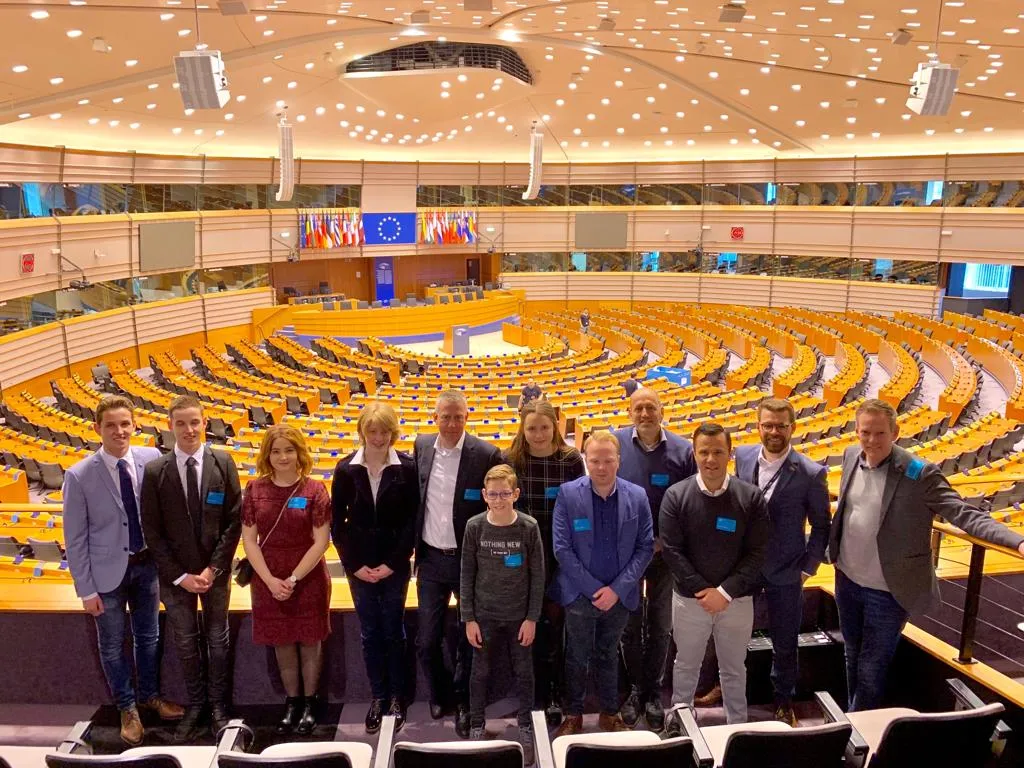 groepsfoto jongdmp bezoek europees parlement
