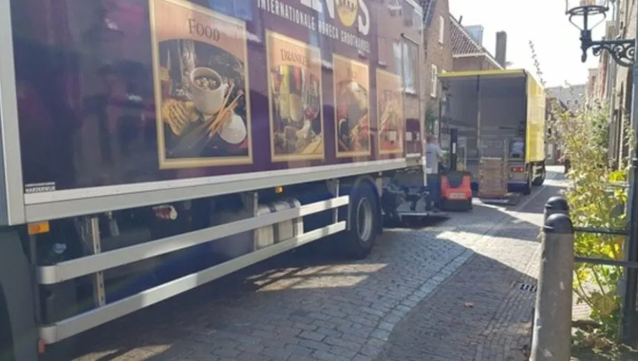 huidige situatie vrachtwagens blokkeren de drietrompetterstraat 915x518 1