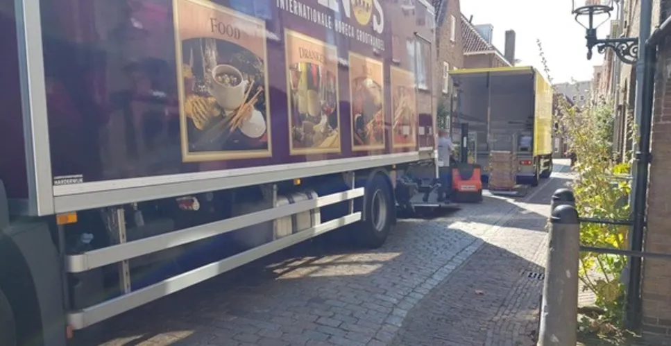 huidige situatie vrachtwagens blokkeren de drietrompetterstraat