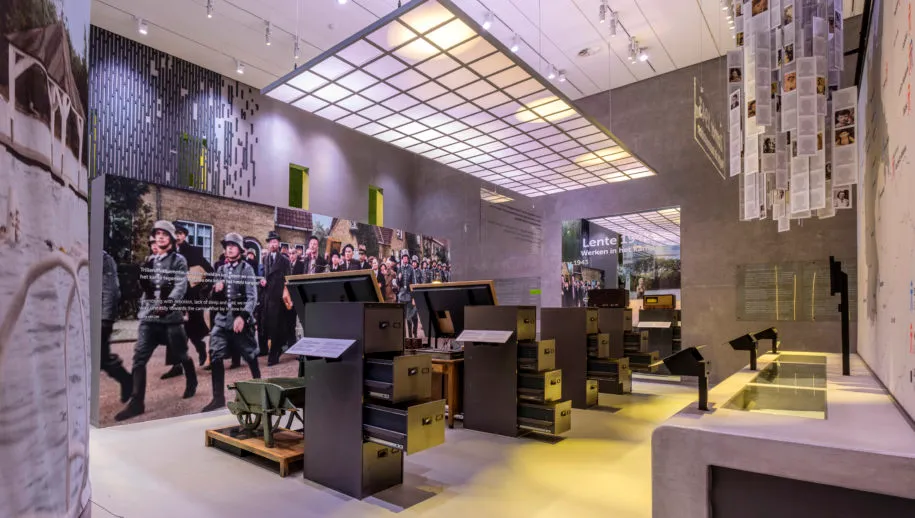 impressie expositie in opbouw 1 nm kamp vught foto jan van de ven 915x518