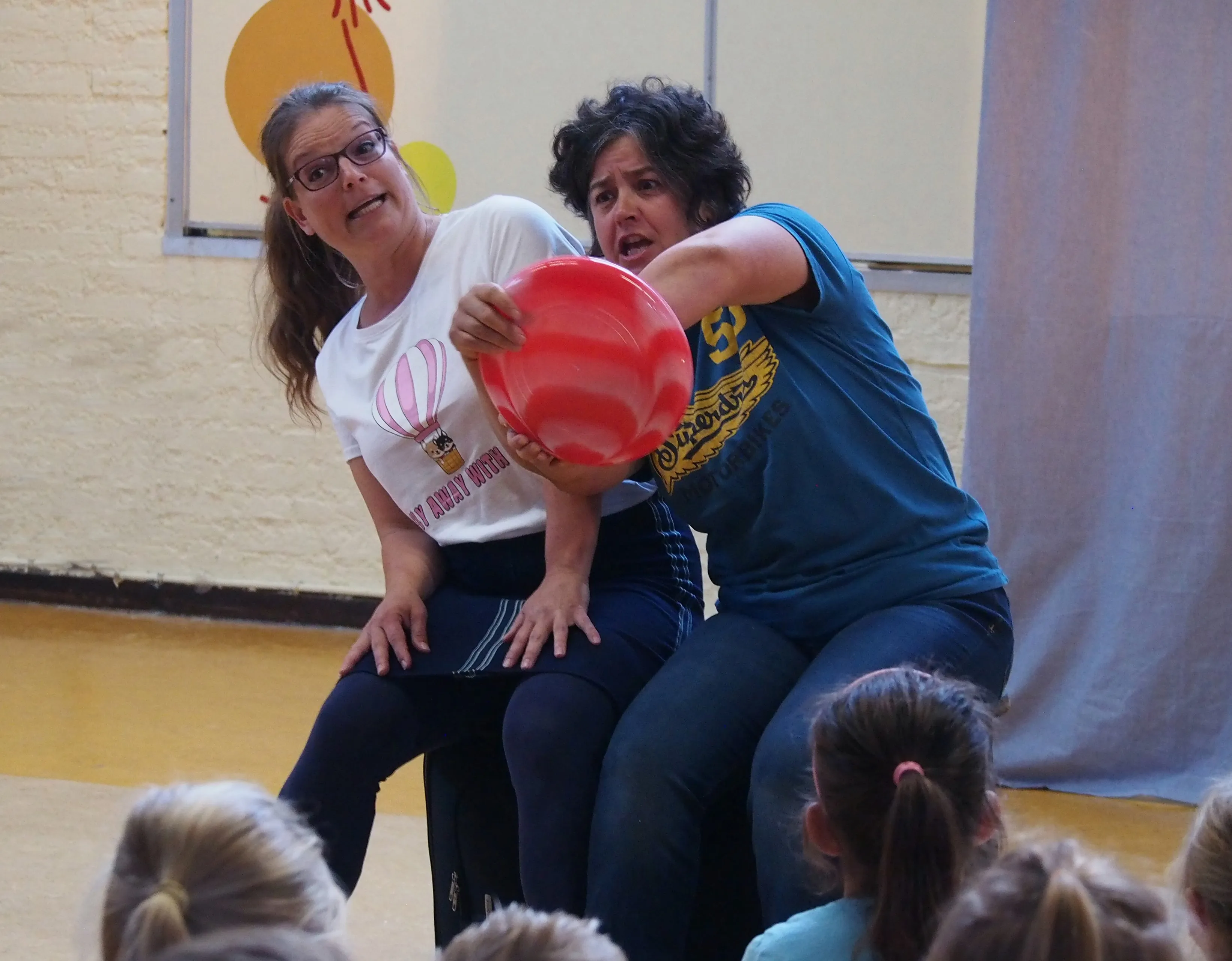 in de wolken met een koffer