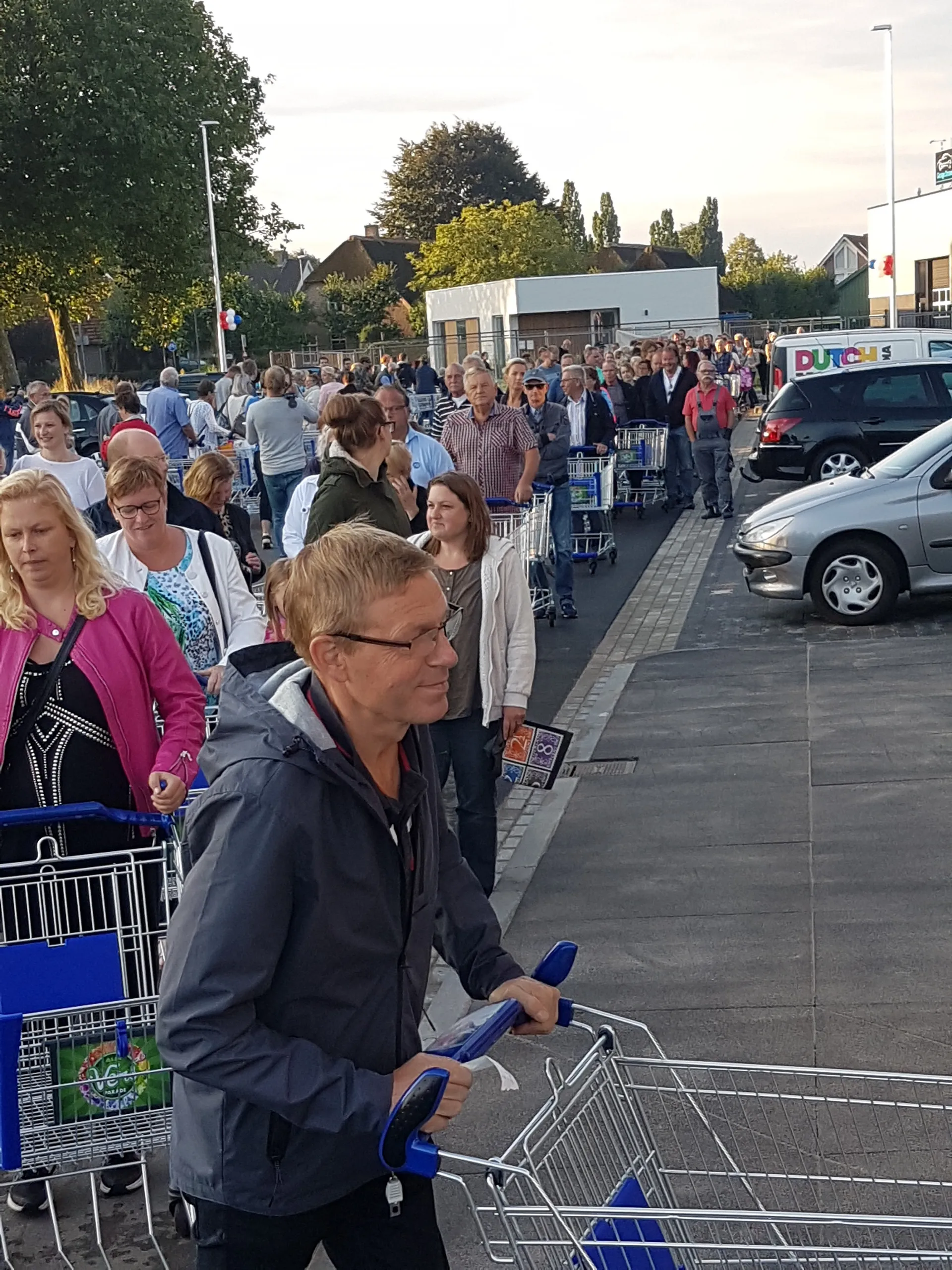 lange rijen voor opening aldi drunen
