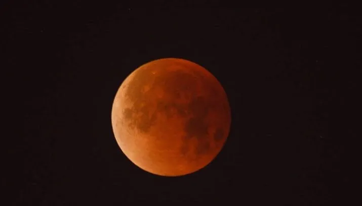 maan komt bloedrood aan de hemel 715x408