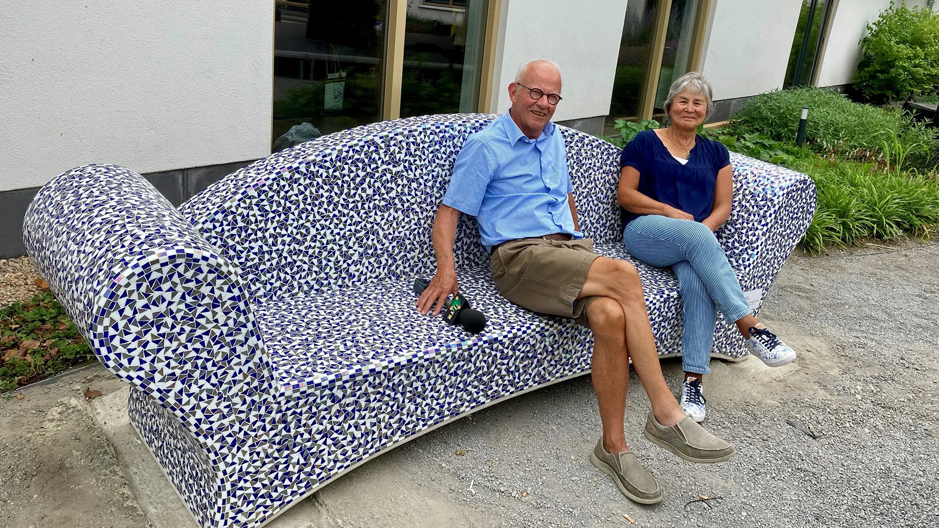 patty op bank met henk