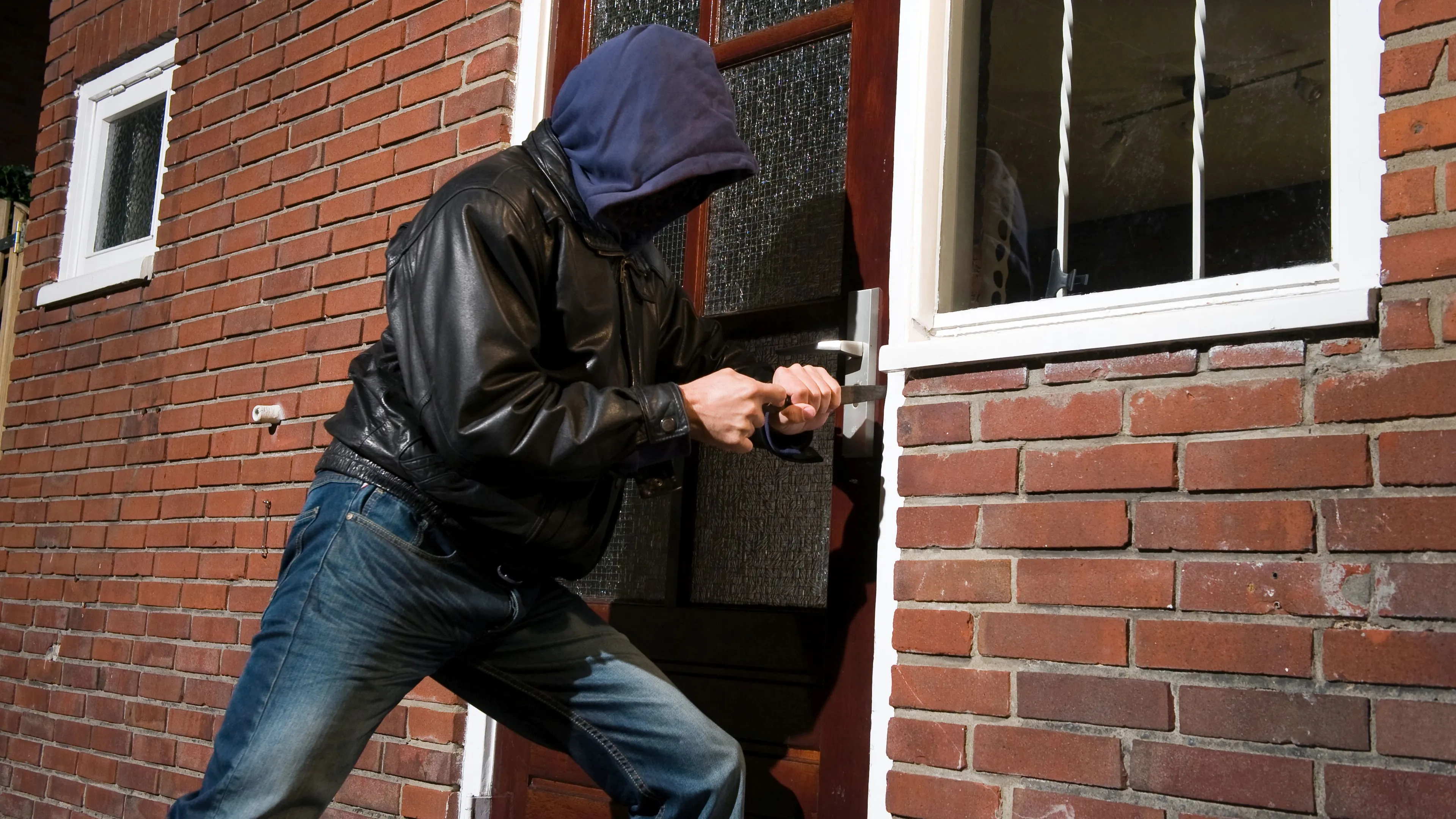 qiu3tnvggd395xgo93i1guq6a deur met koevoet open wrikken