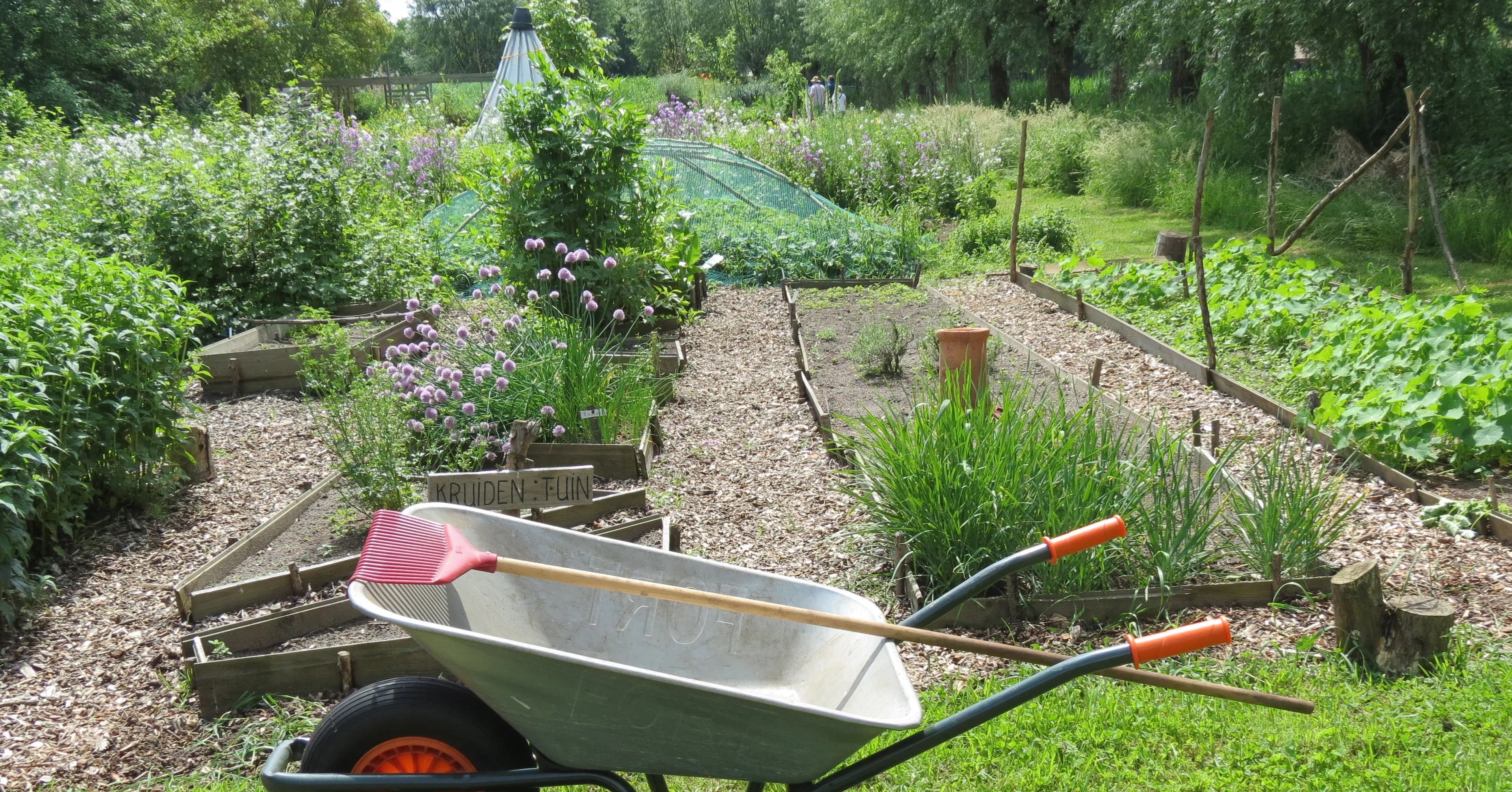 samentuin kruiden en kruiwagen