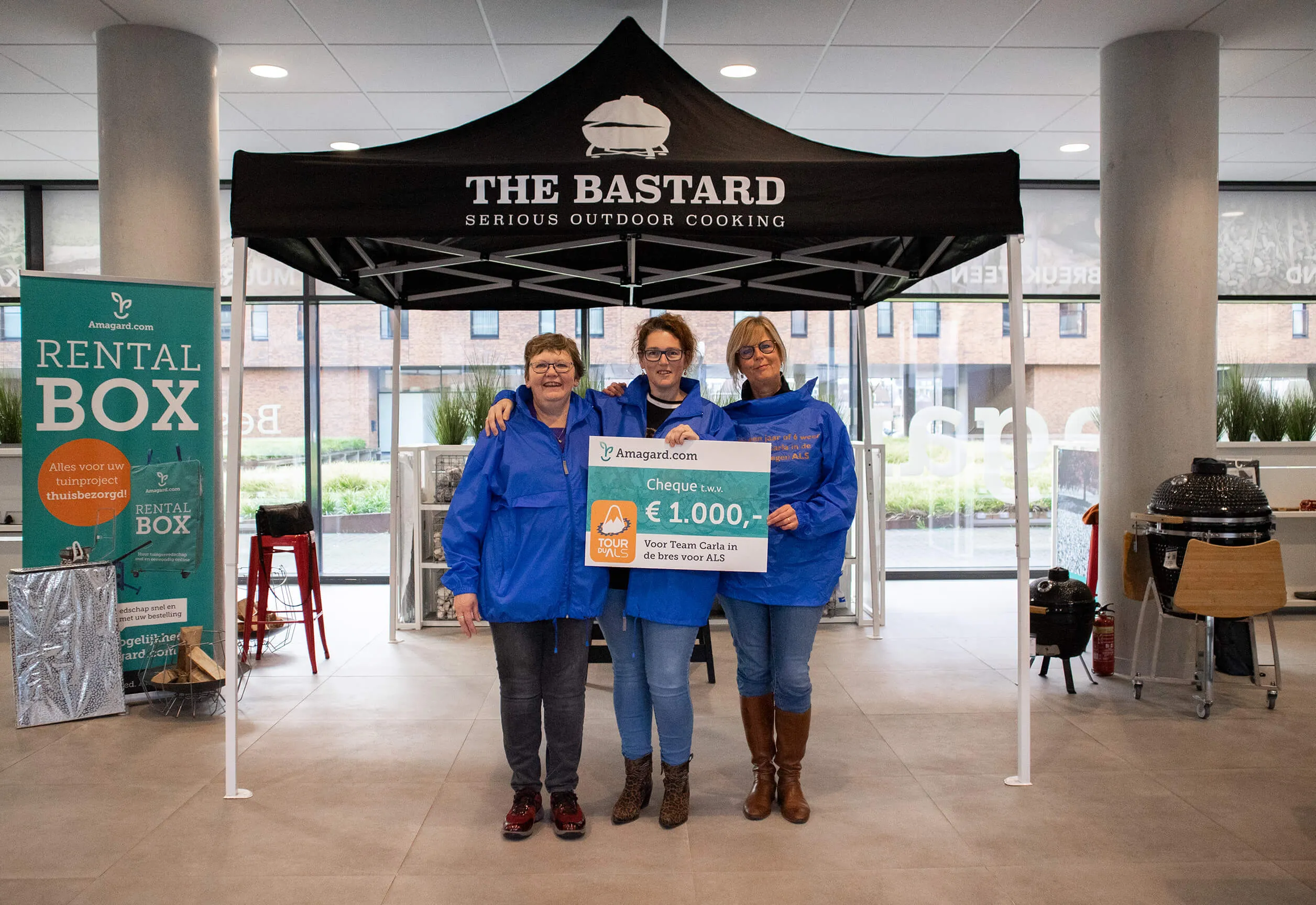 team carla ontvangt cheque partytent