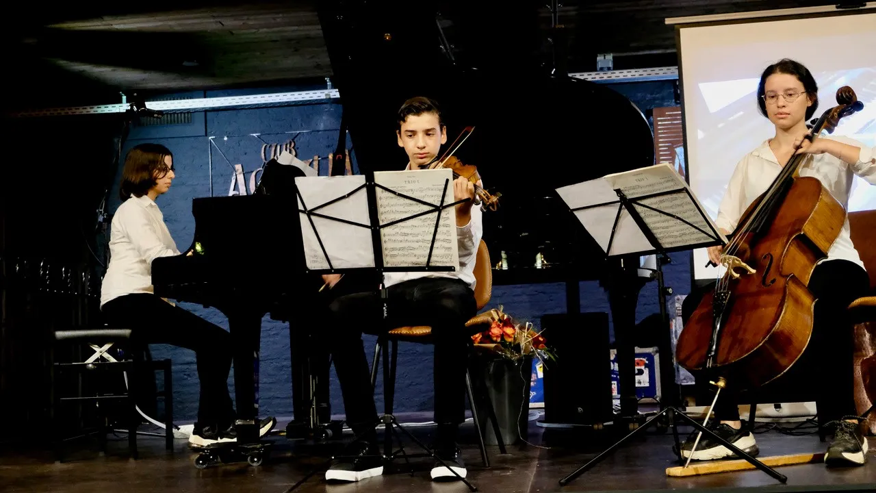 trio revesz 1
