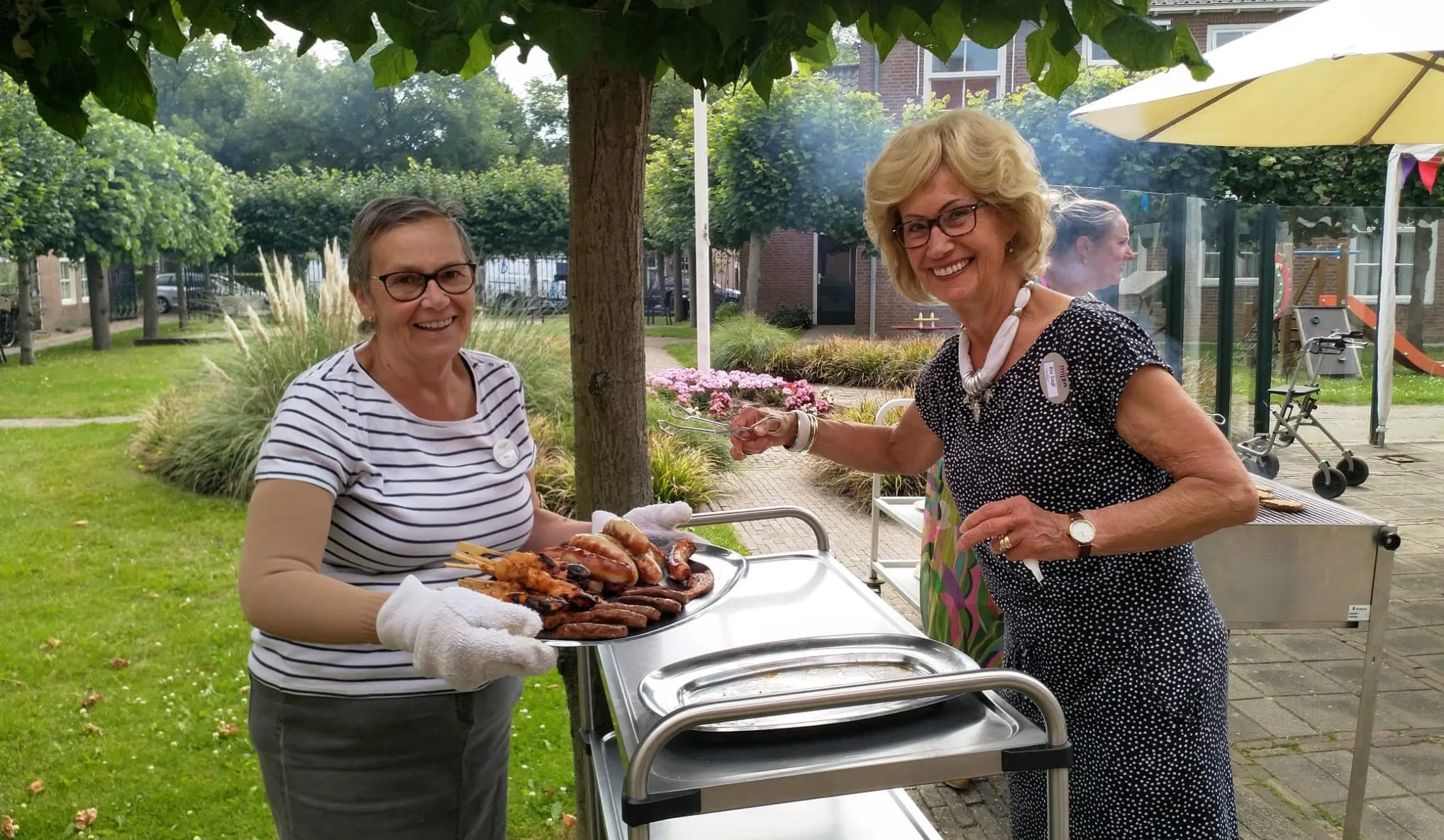 vrijwilligers bij de barbecue
