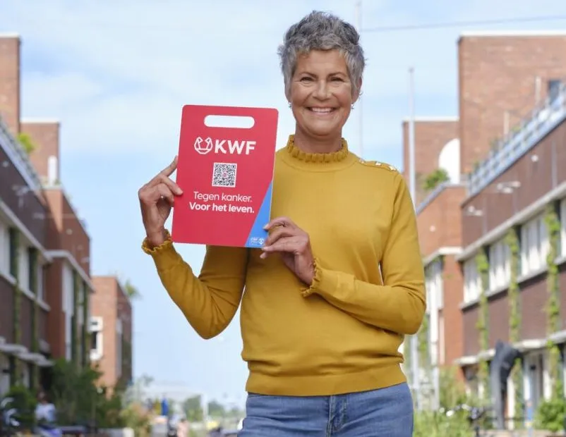 vrouw met collectebord op straat