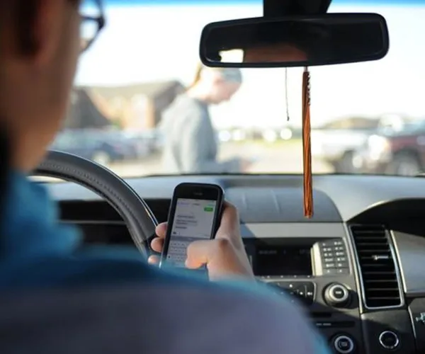 whatsappen appen achter het stuur verkeer 600x500 1