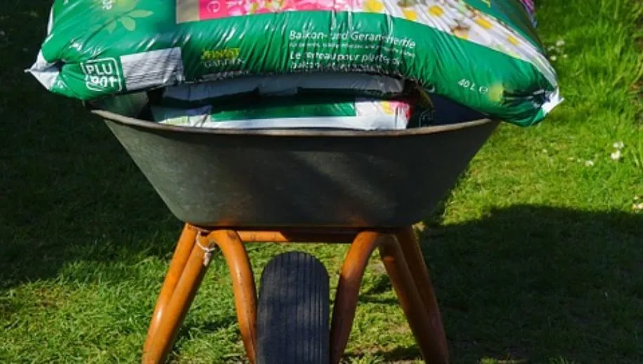 wheelbarrow 324389 960 720 915x518 1