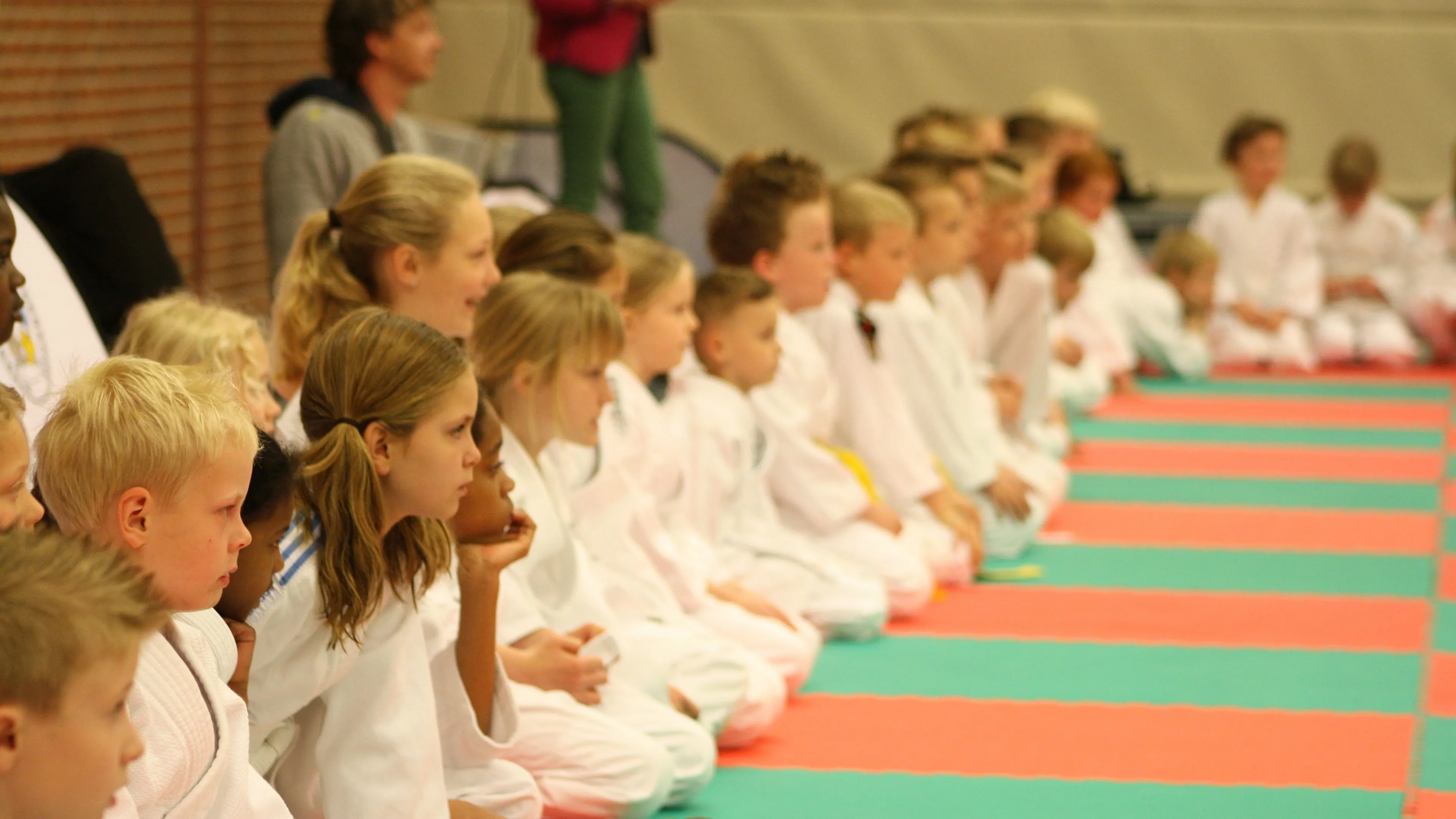 xvse5ax9e5enlfzv7inbek2tt kinderen wachtend op een rij