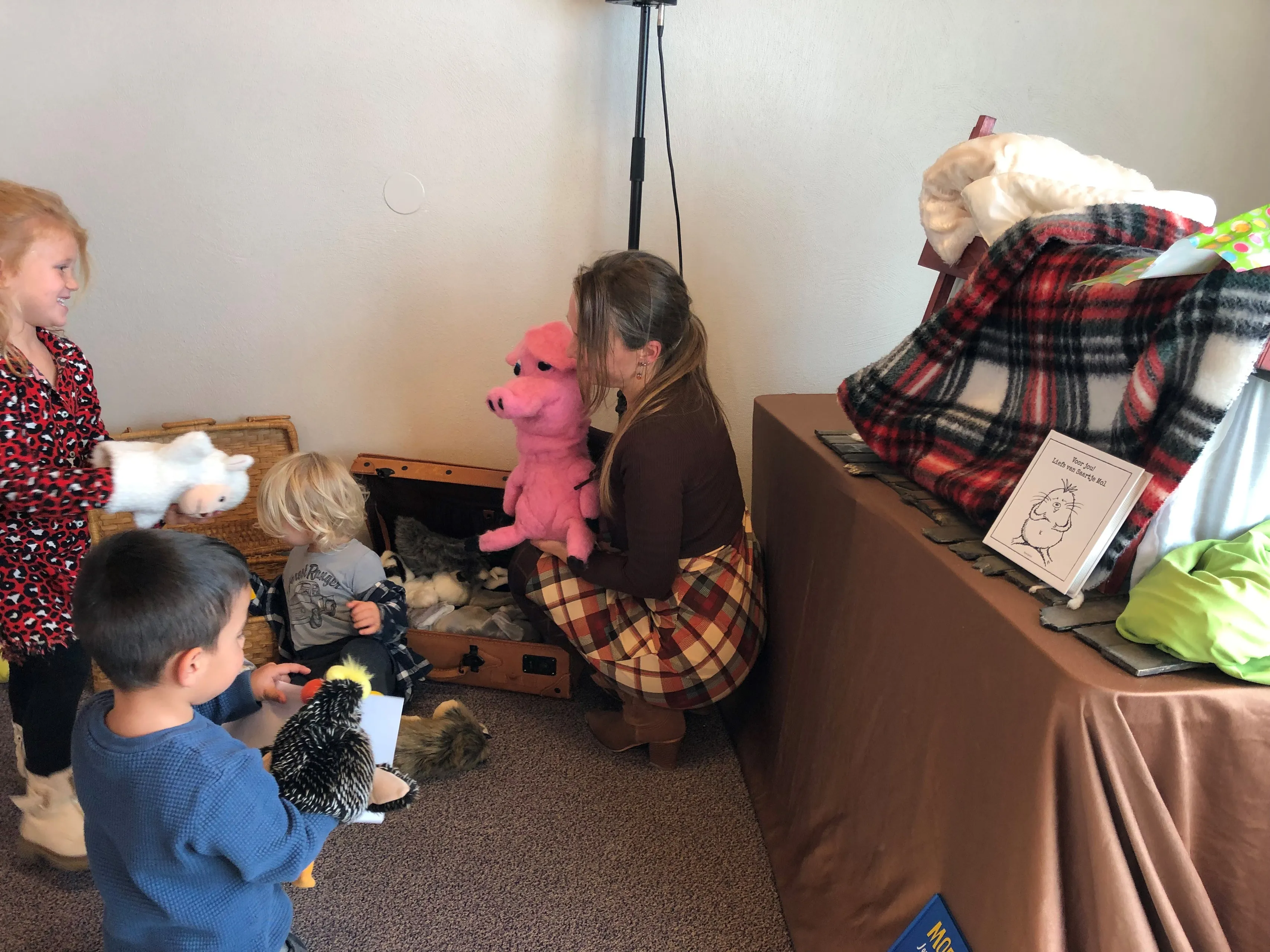 zelf met handpoppen spelen bij boekie