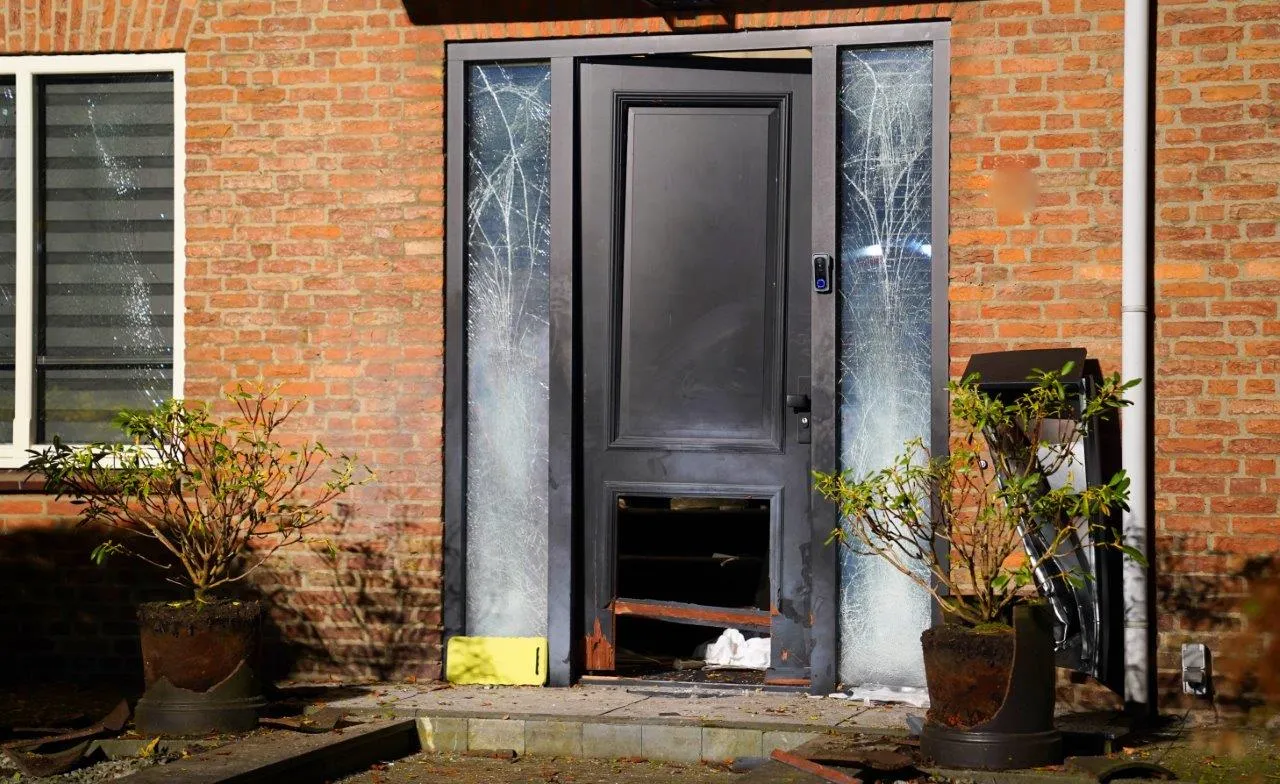 2024 11 16 meesters multi media fotos vrouw zwaar gewond bij explosie onsenoortsestraat nieuwkuijk15