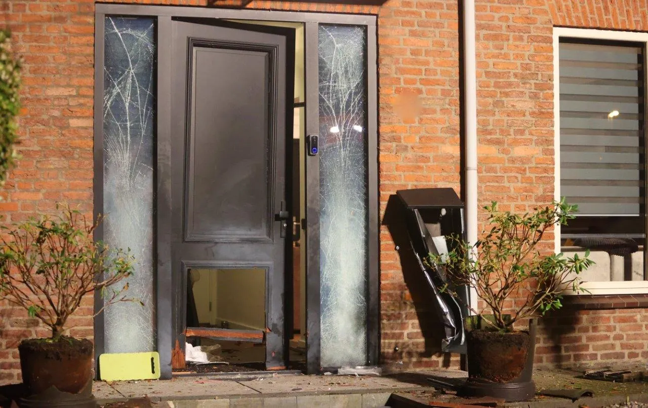 2024 11 16 meesters multi media fotos vrouw zwaar gewond bij explosie onsenoortsestraat nieuwkuijk3