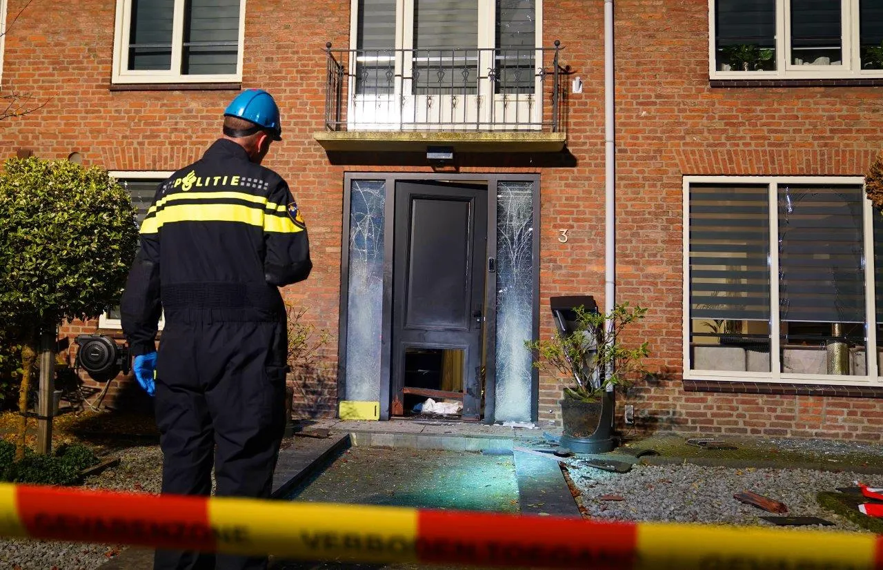 2024 11 16 meesters multi media fotos vrouw zwaar gewond bij explosie onsenoortsestraat nieuwkuijk16