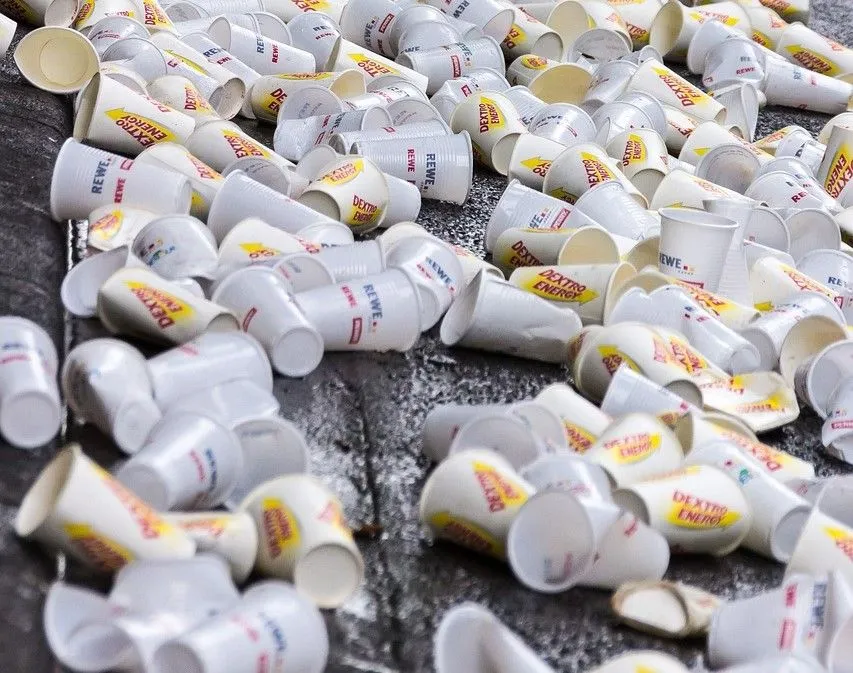 plastic cups 973105 1280