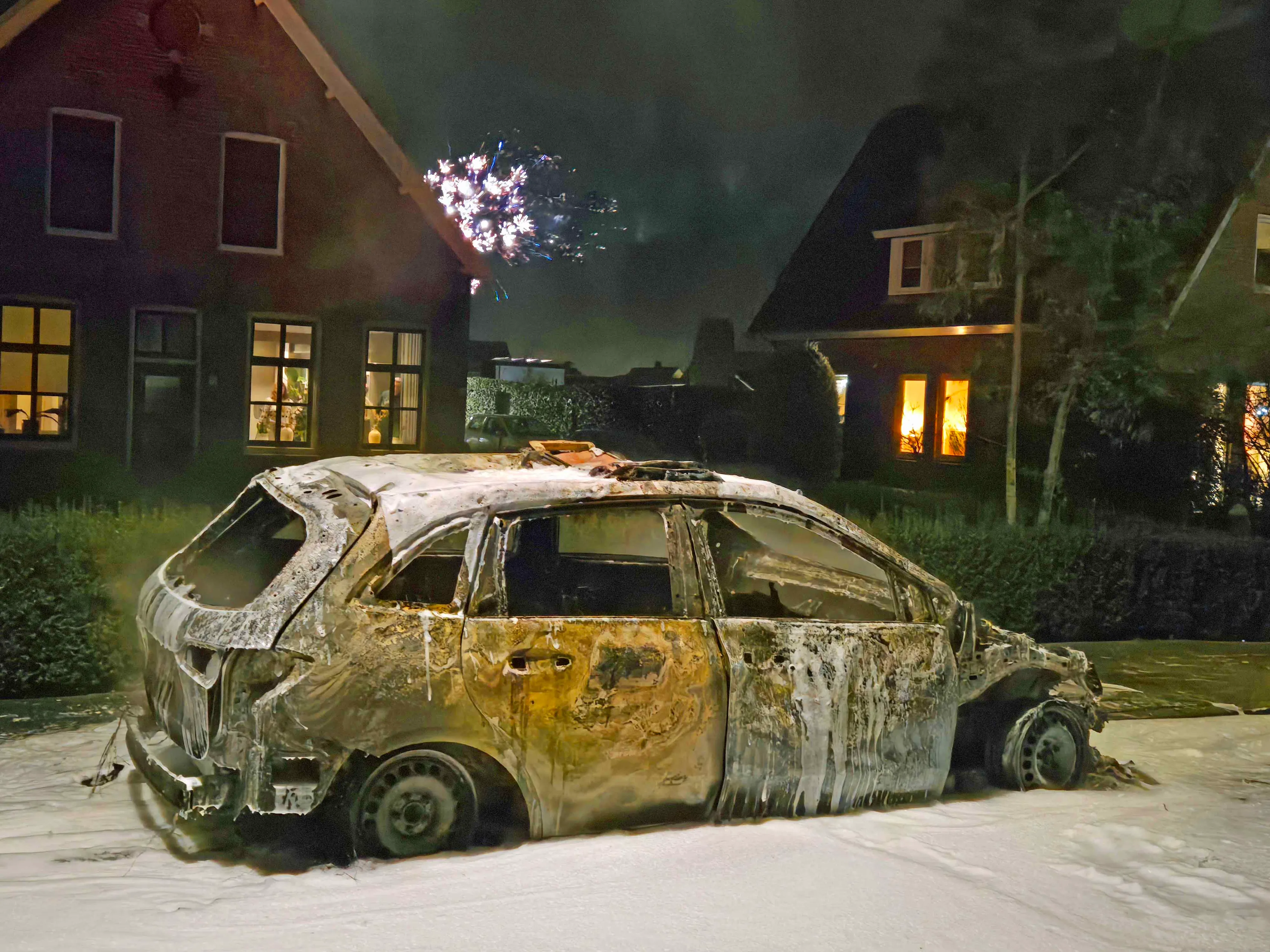 2025 01 01 fpmb 0105 veen witboomstr politieauto in brand gestoken me veegt kruising leeg
