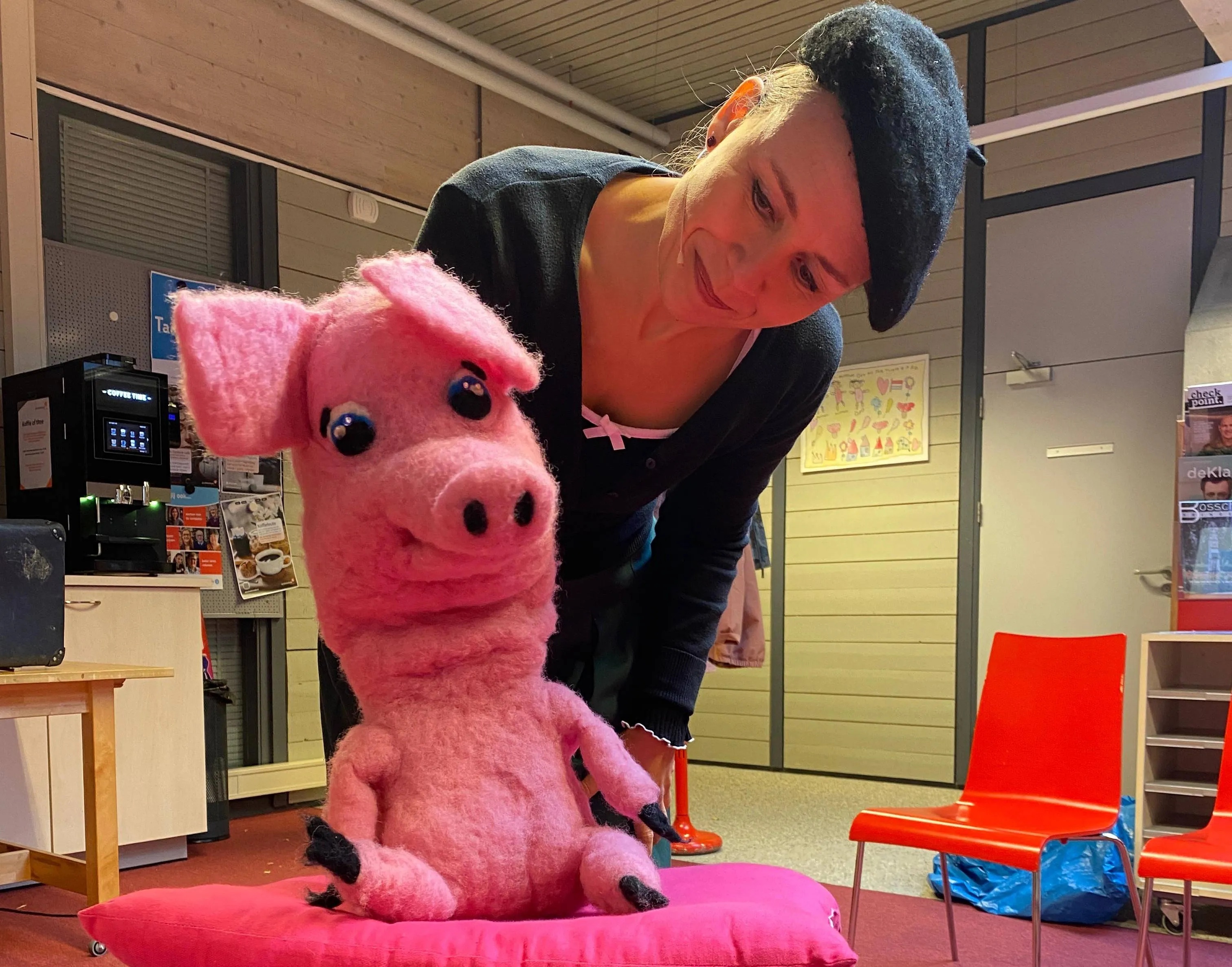 Boekie Big draagt gedichten voor In de Bibliotheek Drunen