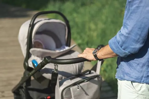closeup mannen handen met kinderwagen jonge vader wandelen in het park met baby in kinderwagen vaderschap vaders vaderdag concept 108611 2187jpg