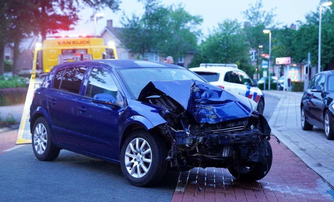 2025 07 06 meesters multi media fotos ongeval auto boom deken van baarstraat vlijmen1