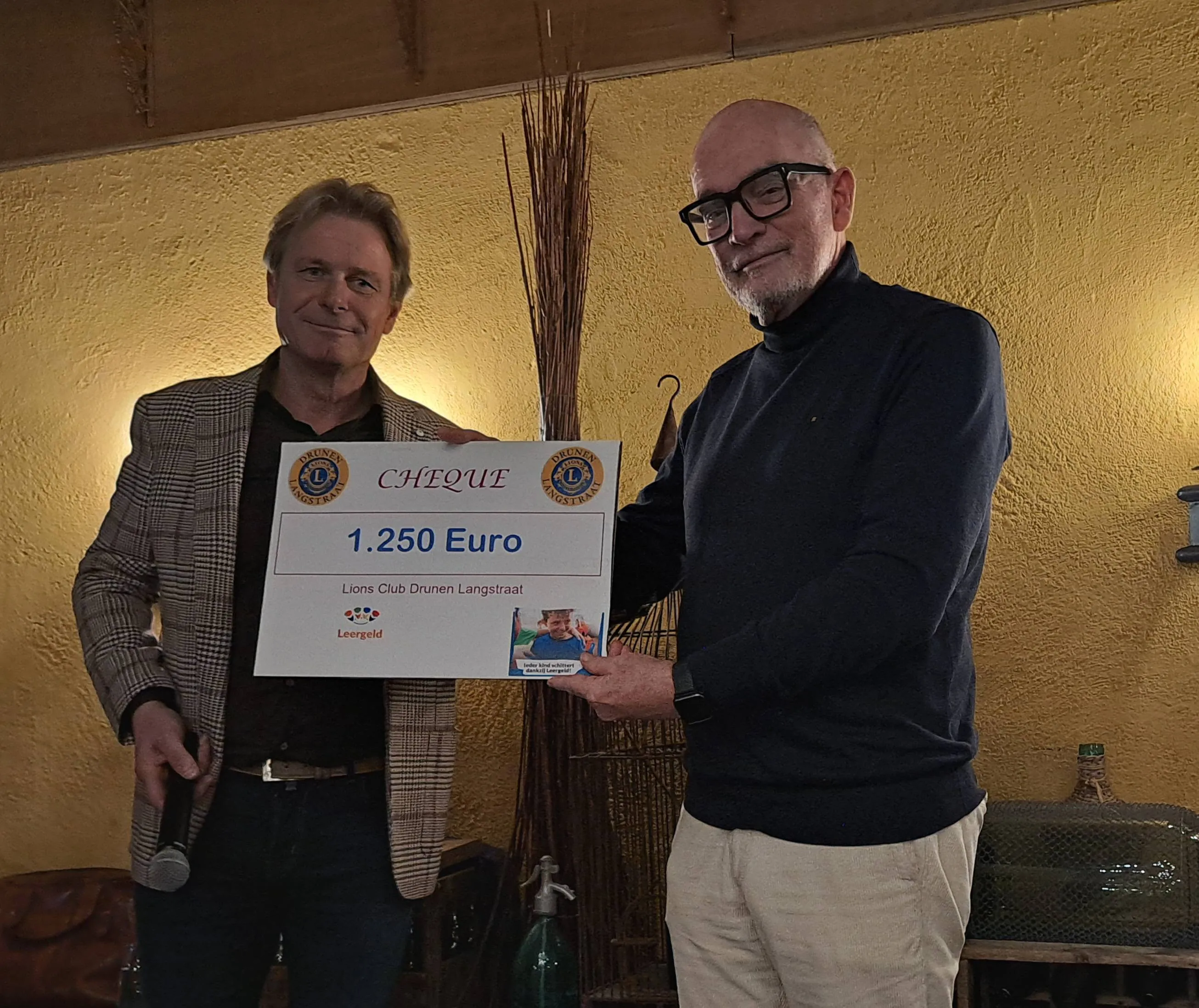 Uitreiking cheque Lions Drunen Langstraat aan Stichting Leergeld Heusden