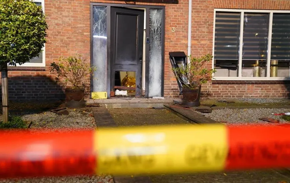 2024-11-16-meesters-multi-media-fotos-vrouw-zwaar-gewond-bij-explosie-onsenoortsestraat-nieuwkuijk17-67384208628a4