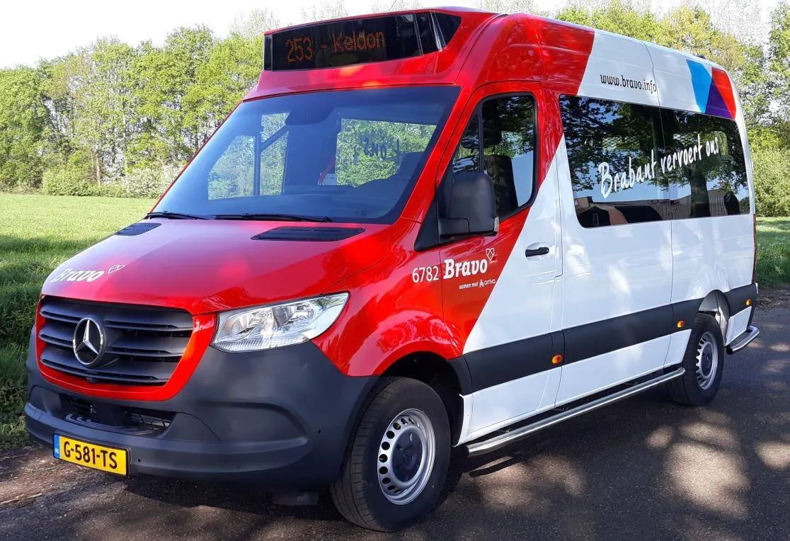 2026-0402 foto buurtbus bij advertentie