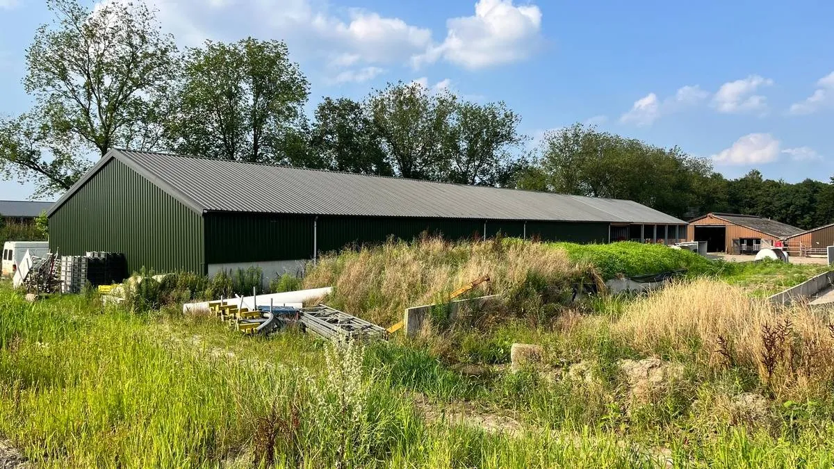 rsz_het_dak_van_de_dobbelhoeve_waarop_de_zonnepanelen_van_zonnemaatje_duinboeren_komen_te_liggen