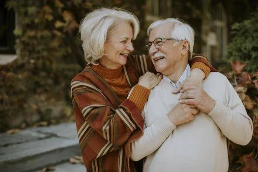 5043591-senior-paar-omarmen-in-herfst-park-foto