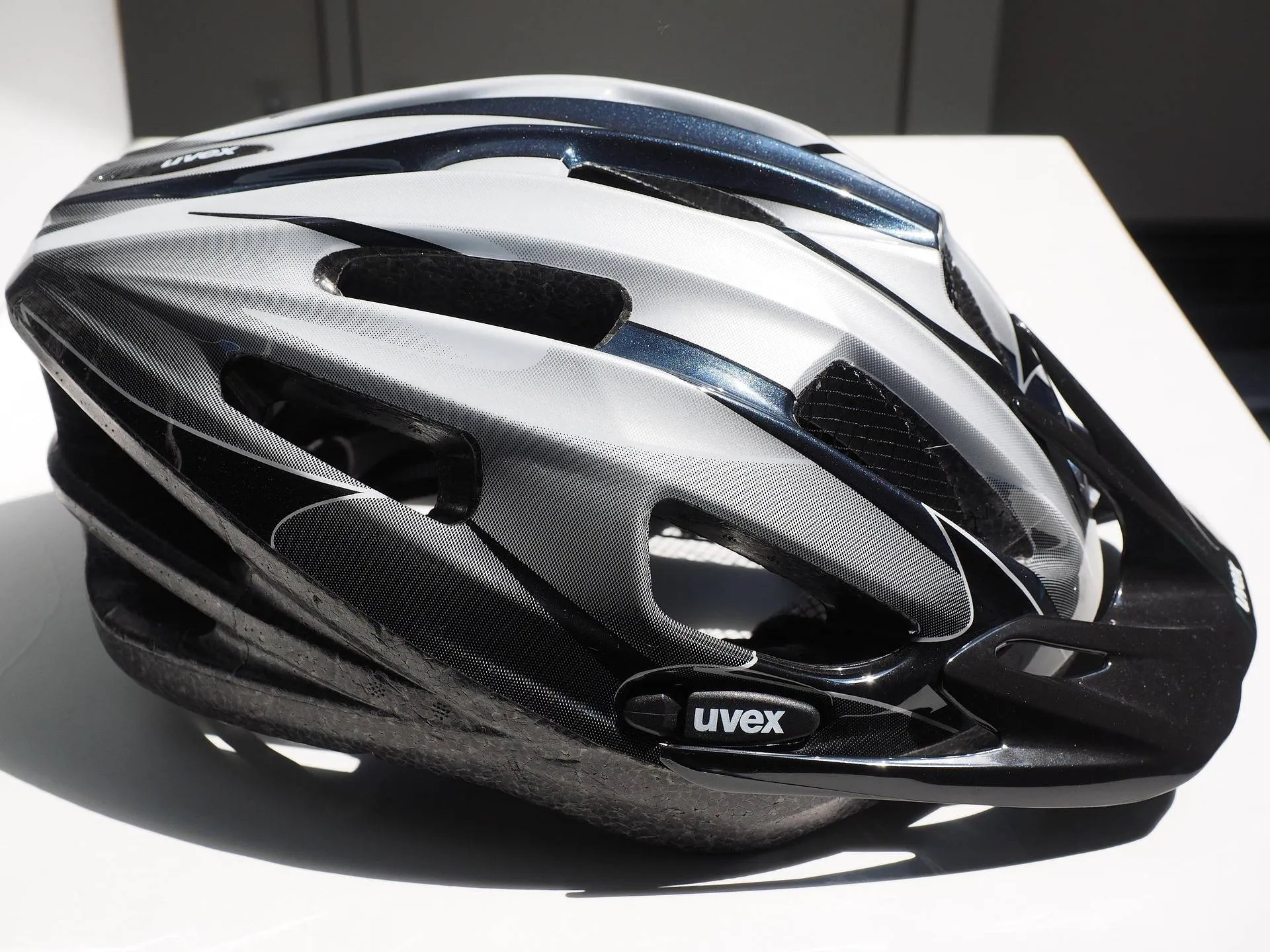 hans-bicycle-helmet-505399_1920