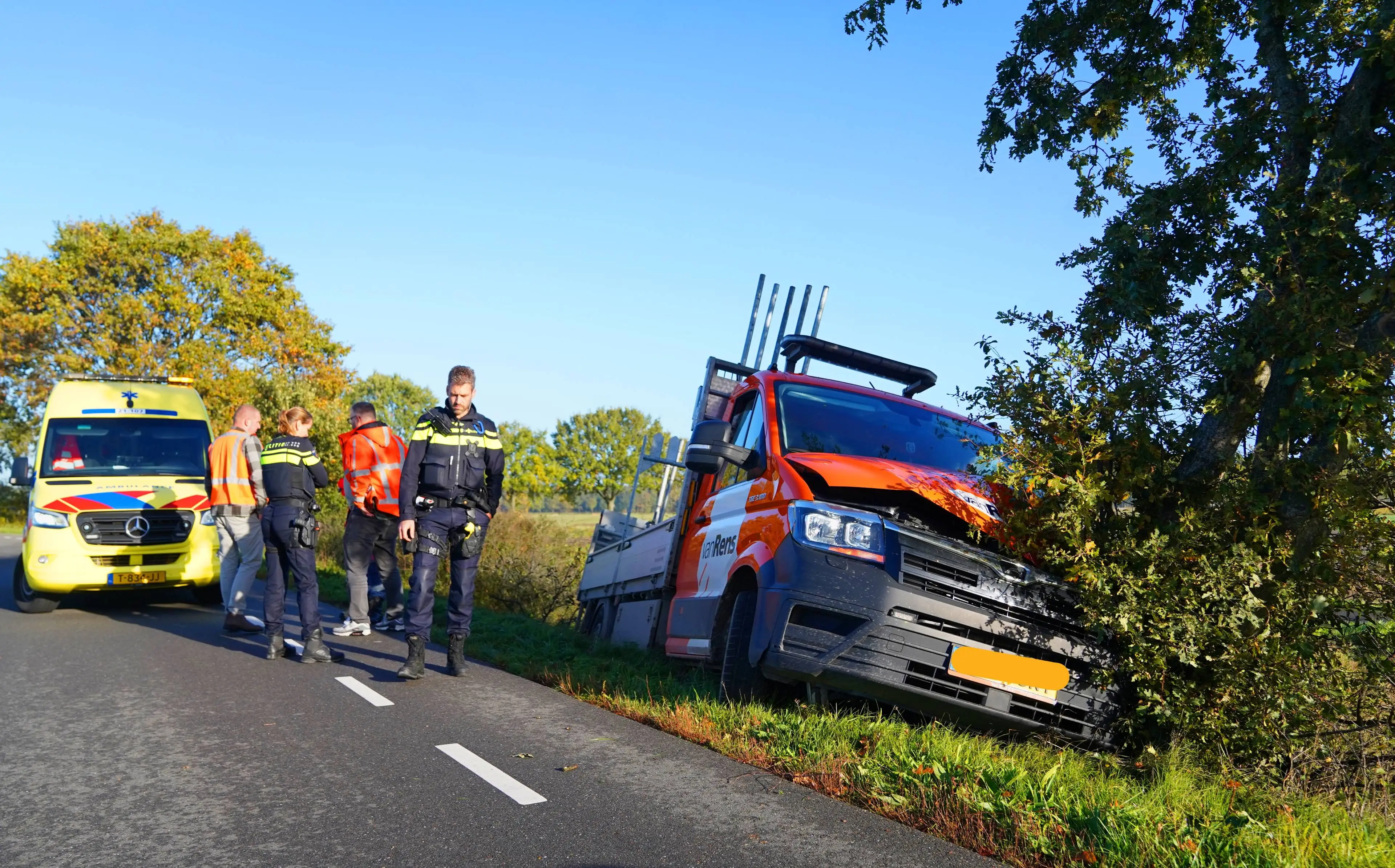 FPMB_20261028_Bakwagen_botst_tegen_boom_op_Nieuwkuijkseweg_2