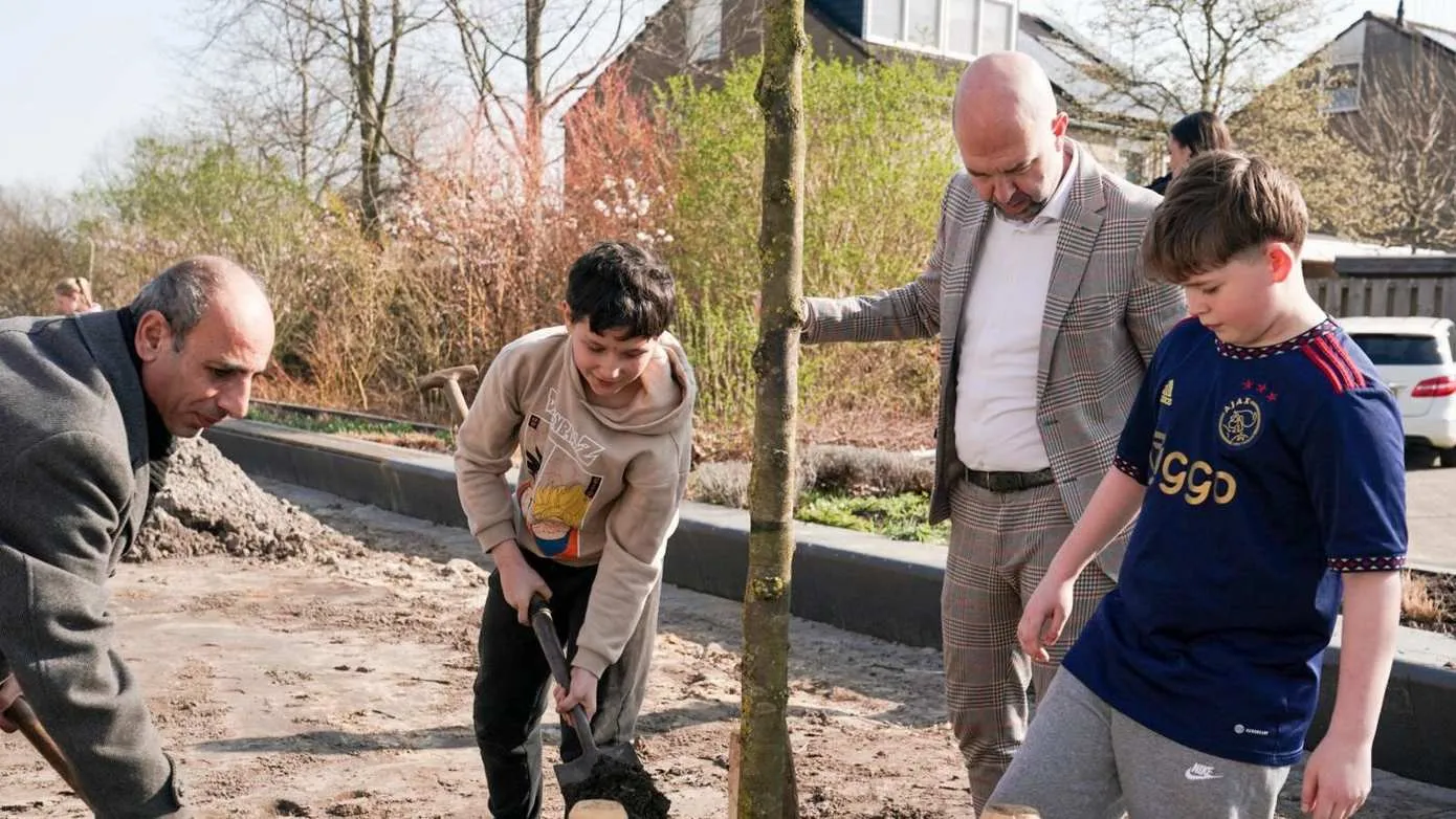 boomplantfeest in krakeel foto kim stellingwerf