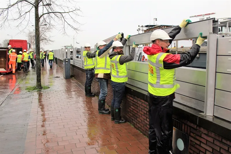 opbouw waterkering kampen tijdens hoogwater januari 2018