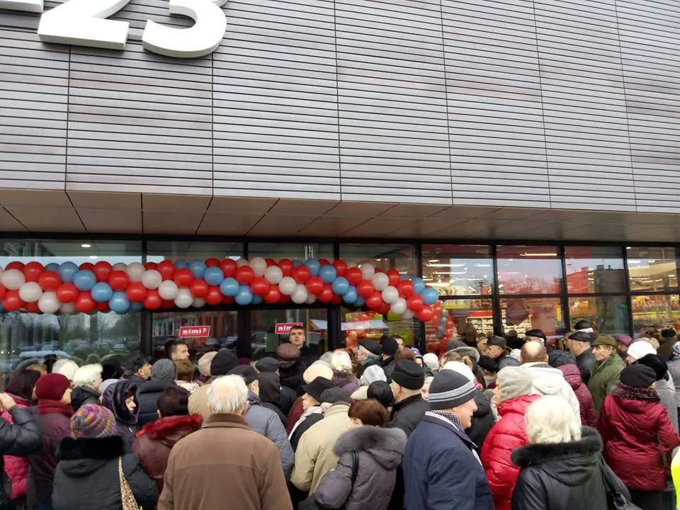 14 suguzejo i nauja prekybos centra