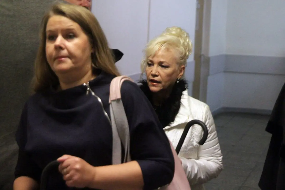 7696324