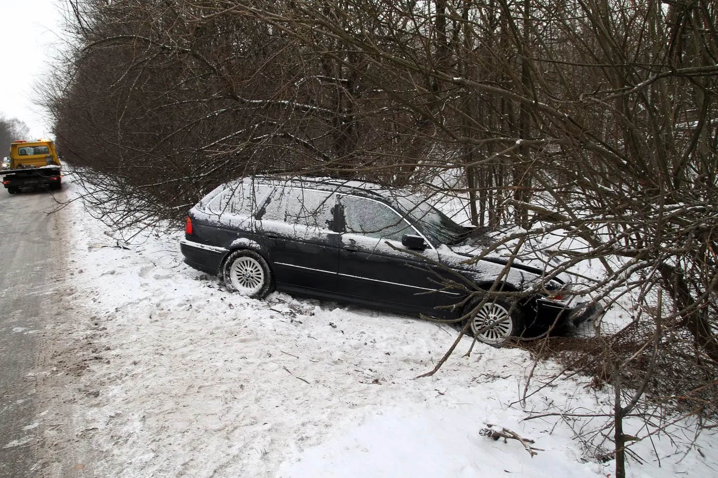 ant i griovi ivaiavusio bmw uvirto medis 008