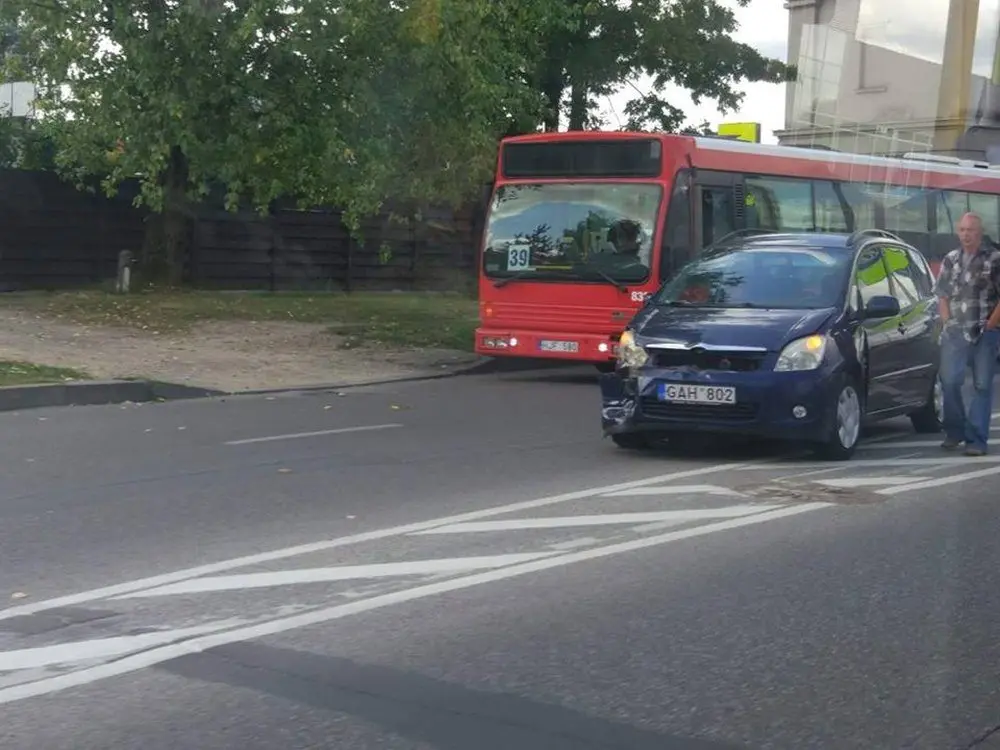 autobusas ir automobilis ilainiuose
