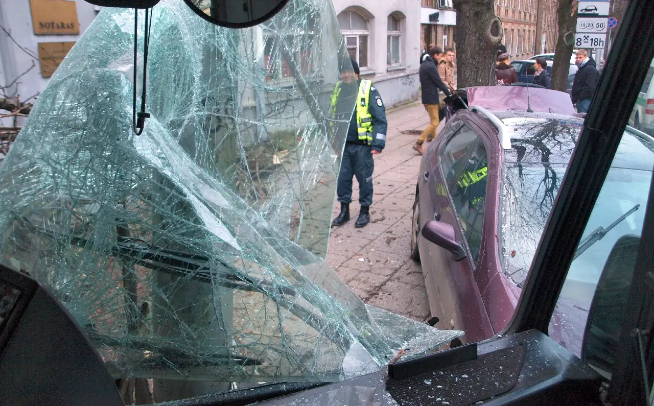 autobuso avarija 13