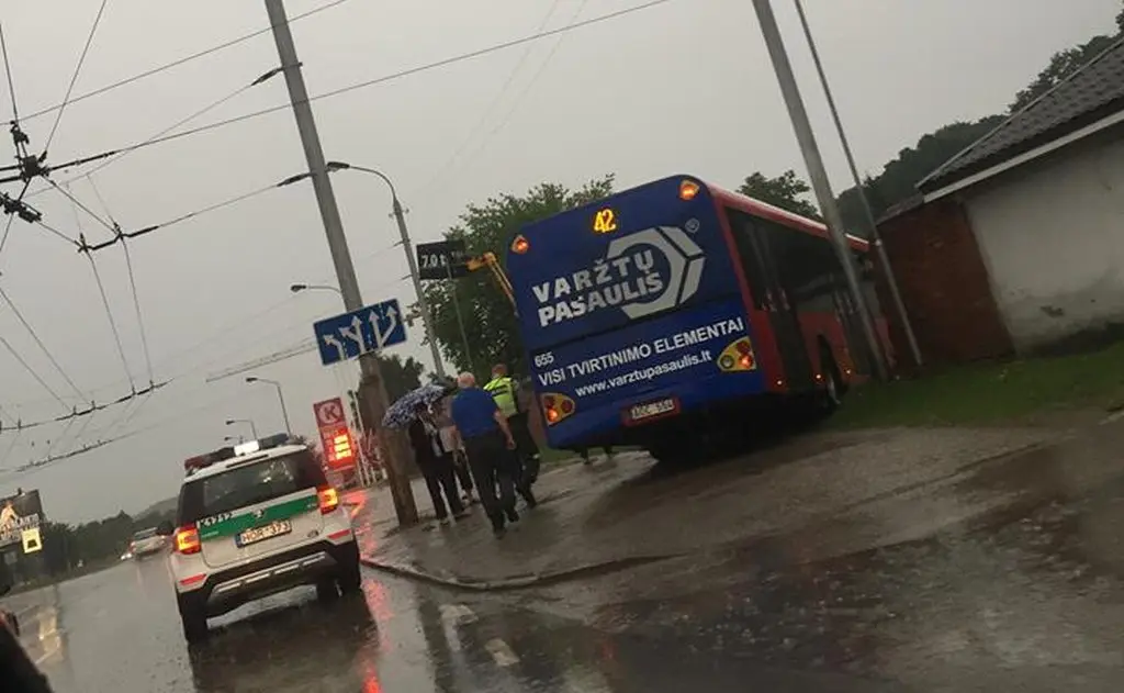autobuso avarija