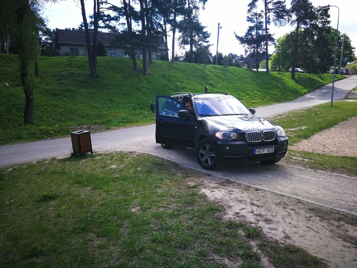 automobilis ant pesciuju tako3