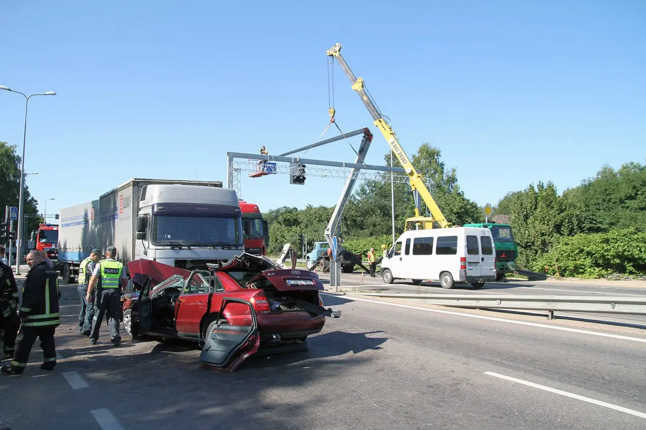 avarija kelyje a6 03