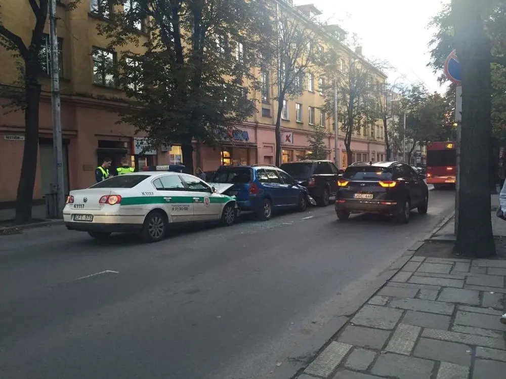 avarijoje ir policijos automobilis 01