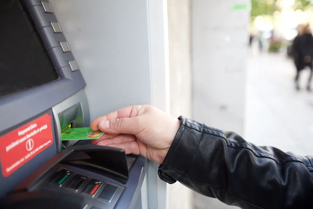 bankomatas 76719189