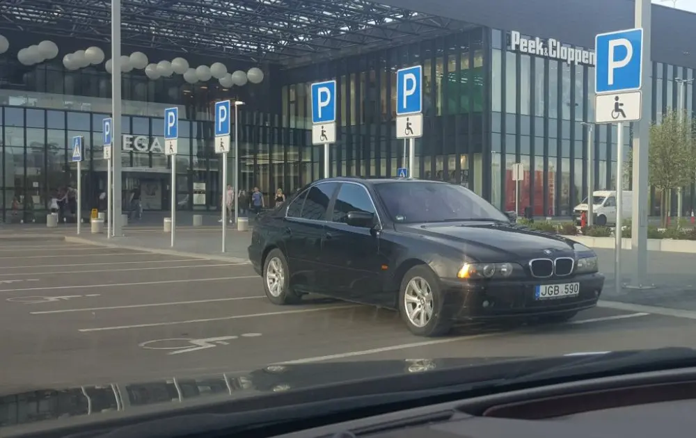 bmw parkavimosi ypatumai