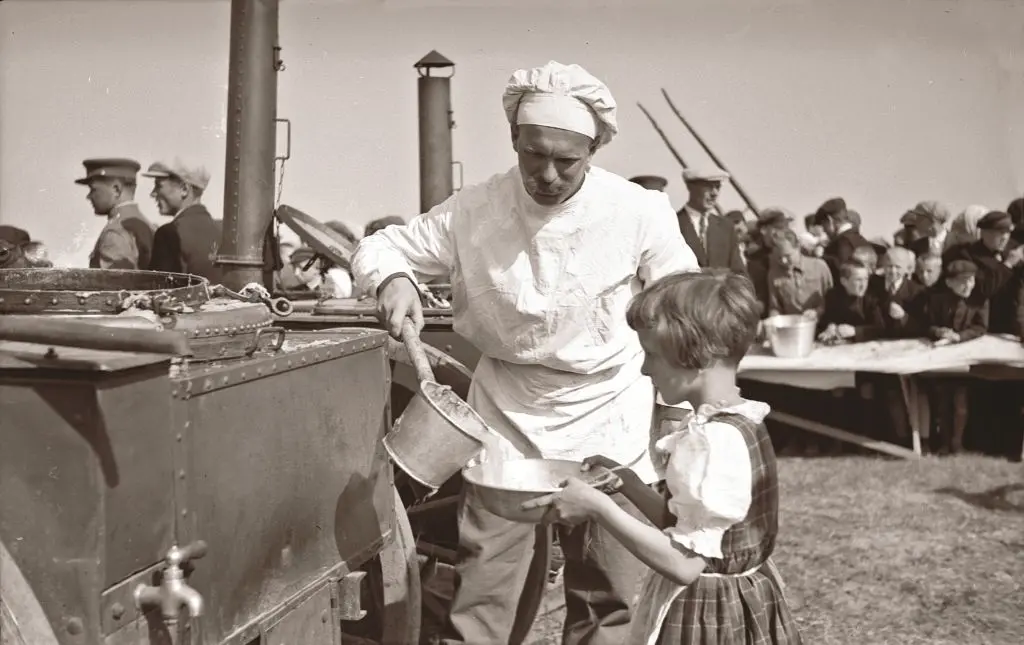 kariuomens suartjimo su visuomene ir ginkl teikimo vents dalyvius virjus vaiina kareiviku maistu iauliai 1937 m iauli auros muziejaus nuotr