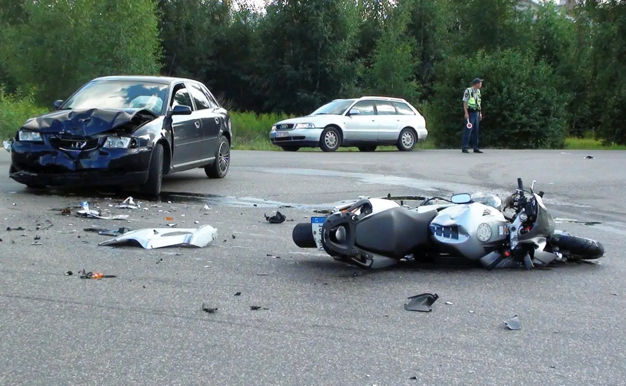 motociklo ir automobilio avarija ateities plente 01