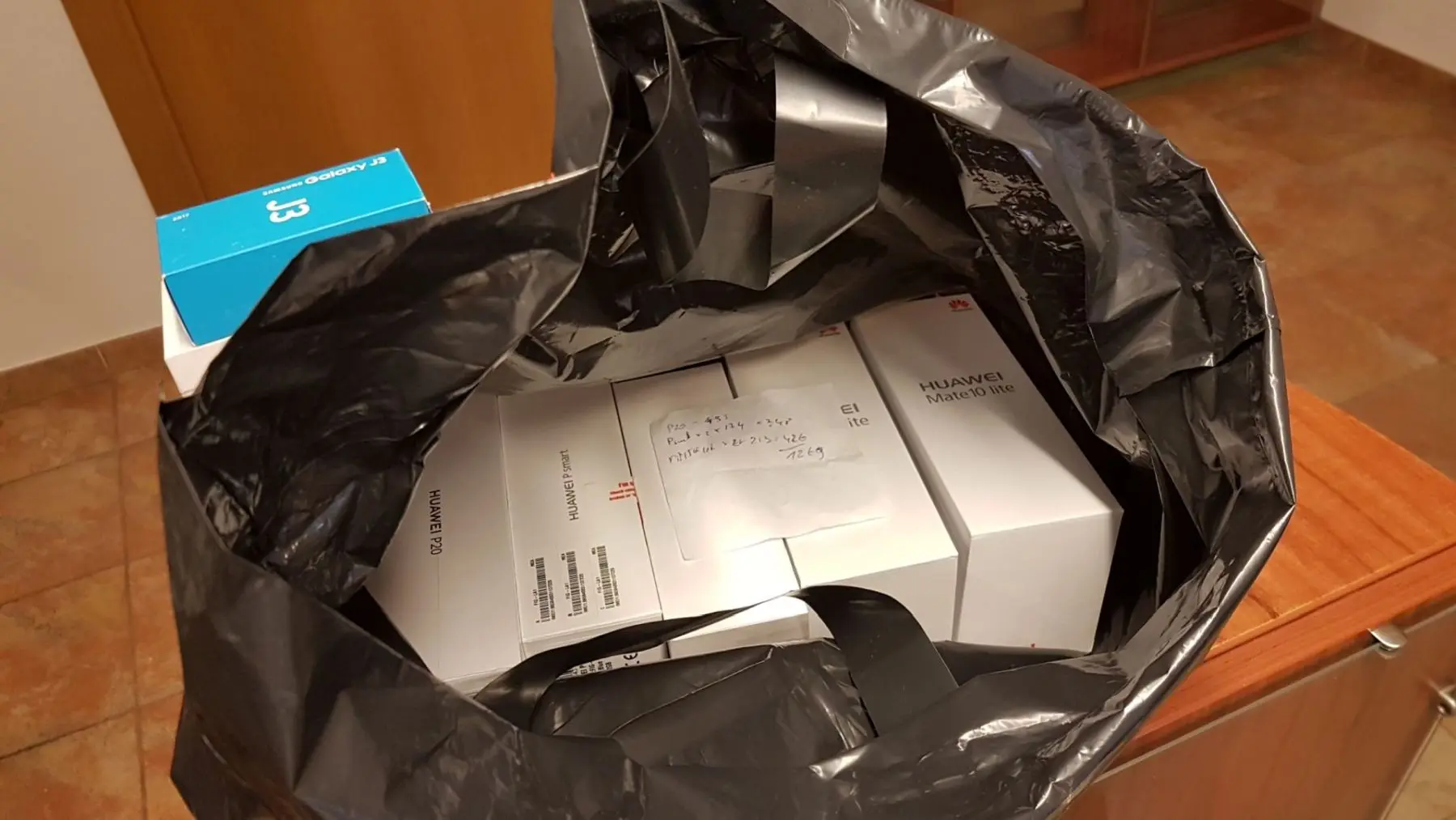 nelegaliai parduodami telefonai 5b0be6c698f24